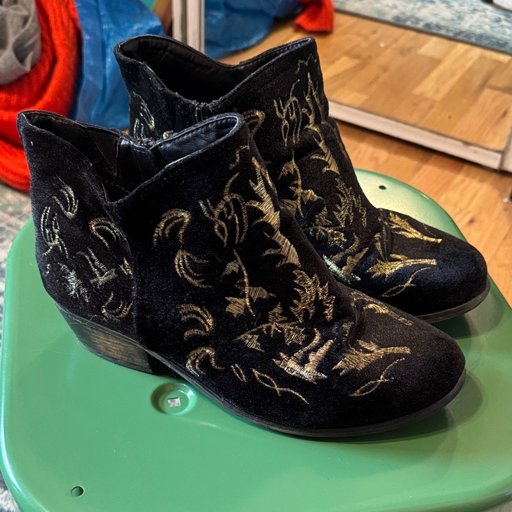 Chic Black Velvet Ankle Boots with Gold Embroidery